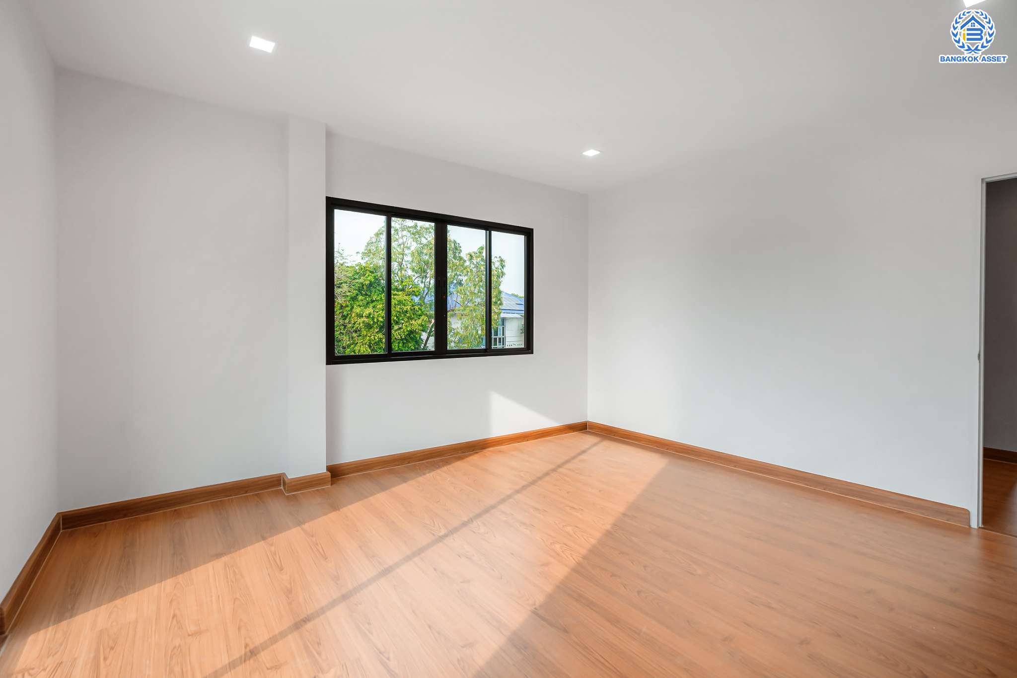 บ้านมือสองตกแต่งใหม่ ม.กฤษดานคร20 ปิ่นเกล้า-ติดถนนบรมราชชนนี เนื้อที่ 198 ตร.ว. บ้านเดี่ยวหลังใหญ่ ตกแต่งสุดหรูดีไซน์ยุโรป พร้อมฟังก์ชัน 4 ห้องนอน 4 ห้องน้ำ 1 ห้องแม่บ้าน จอดรถได้ 5 คัน บนทำเลเชื่อมต่อเมืองอย่างรวดเร็ว ใกล้ทางคู่ขนานลอยฟ้าบรมราชชนนี ทางด่วน "กาญจนาภิเษก" ม.มหิดล และเซ็นทรัลปิ่นเกล้า